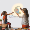 Lampe murale en bois LED pour chambre bébé – Design lune et bébé dormeur – Veilleuse douce et sécurisée – Déco Montessori style nordique