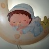 Lampe murale en bois LED pour chambre bébé – Design lune et bébé dormeur – Veilleuse douce et sécurisée – Déco Montessori style nordique
