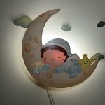 Lampe murale en bois LED pour chambre bébé – Design lune et bébé dormeur – Veilleuse douce et sécurisée – Déco Montessori style nordique