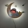 Lampe murale en bois LED pour chambre bébé – Design lune et bébé dormeur – Veilleuse douce et sécurisée – Déco Montessori style nordique