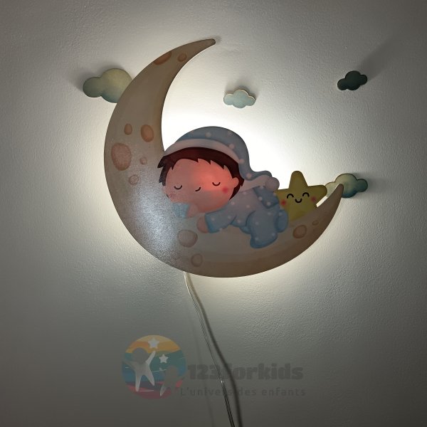 Lampe murale en bois LED pour chambre bébé – Design lune et bébé dormeur – Veilleuse douce et sécurisée – Déco Montessori style nordique