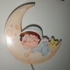 Lampe murale en bois LED pour chambre bébé – Design lune et bébé dormeur – Veilleuse douce et sécurisée – Déco Montessori style nordique