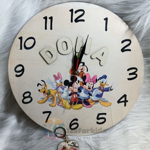 alt="Horloge murale personnalisée pour enfant avec prénom, thème licorne, design scandinave en bois pastel