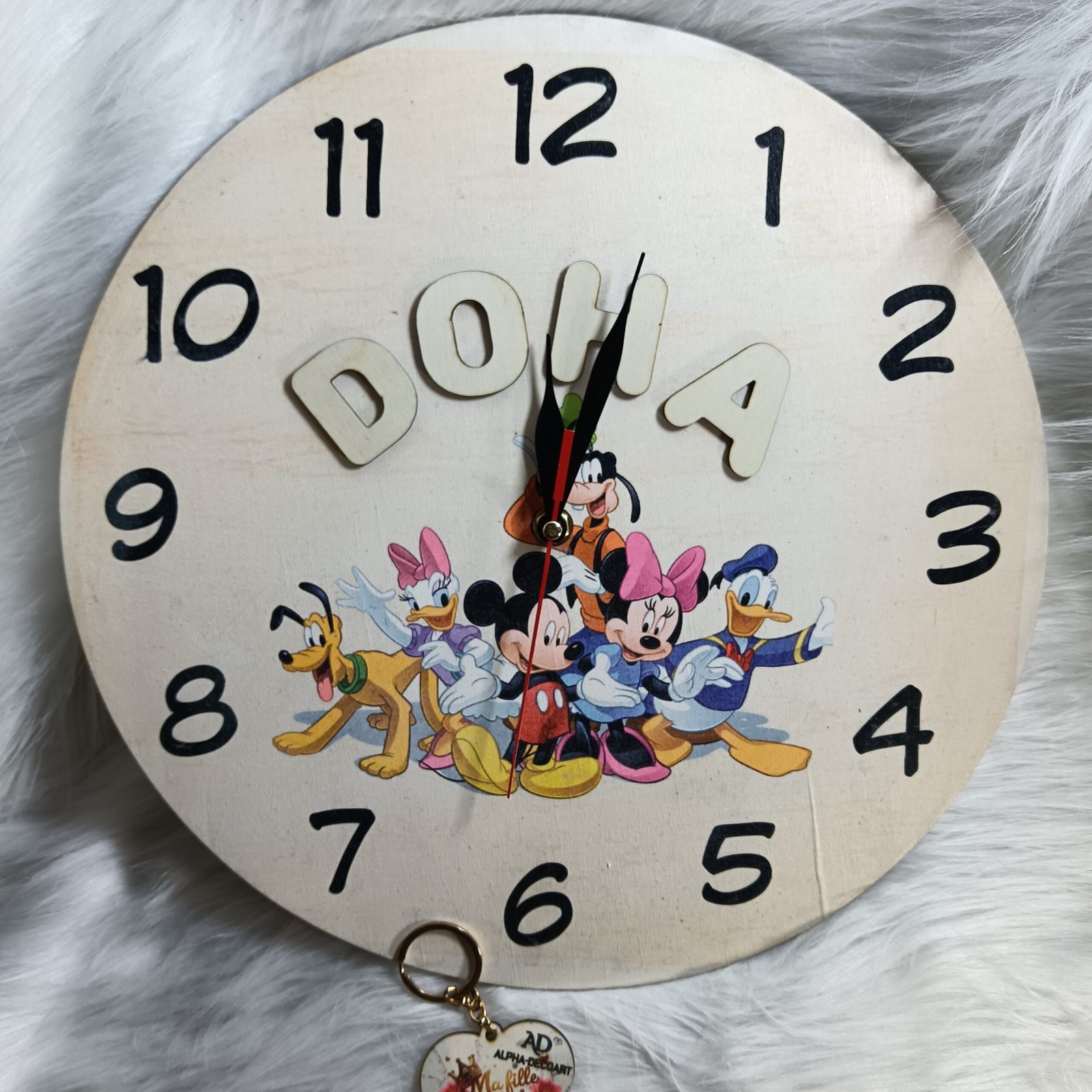 alt="Horloge murale personnalisée pour enfant avec prénom, thème licorne, design scandinave en bois pastel