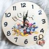 alt="Détail du motif licorne et étoiles sur horloge enfant personnalisée, peinture non-toxique"