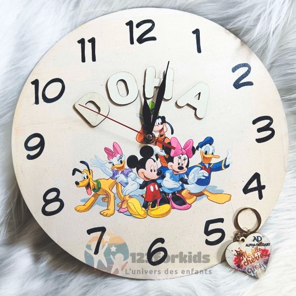 alt="Détail du motif licorne et étoiles sur horloge enfant personnalisée, peinture non-toxique"