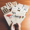 Puzzle Montessori des nombres en bois pour tout-petits à Rabat, Maroc, favorisant l’apprentissage ludique des chiffres et la coordination.