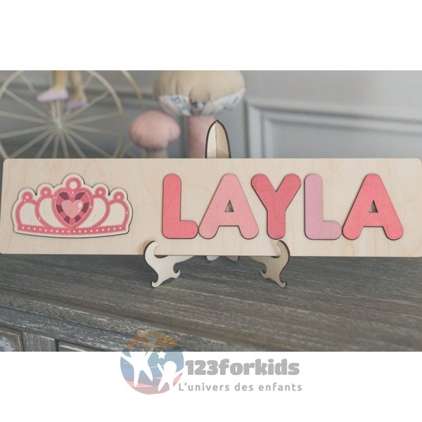 Puzzle prénom en bois personnalisé Montessori pour bébé avec lettres et formes colorées, fabriqué artisanalement au Maroc, idéal pour cadeau à Casablanca rabat marrakech oujda
